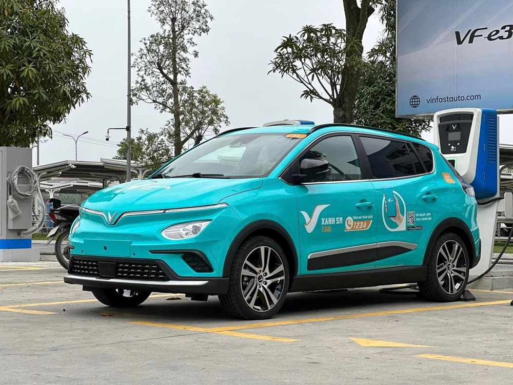 Để hưởng mức lương cứng 11 triệu đồng và 25% hoa hồng, tài xế làm việc cho công ty taxi điện của ông Phạm Nhật Vượng phải đáp ứng những yêu cầu gì? - Ảnh 2.