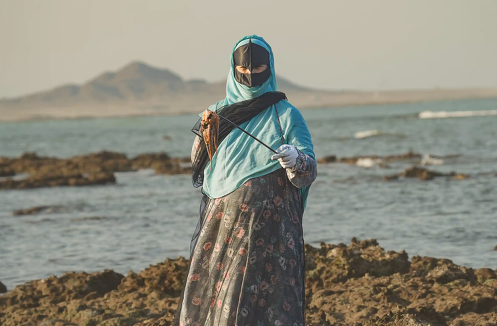 Vùng đất nơi nữ giới sơn móng tay, mặc áo dài truyền thống cầm giáo ra biển săn mực - Ảnh 1.