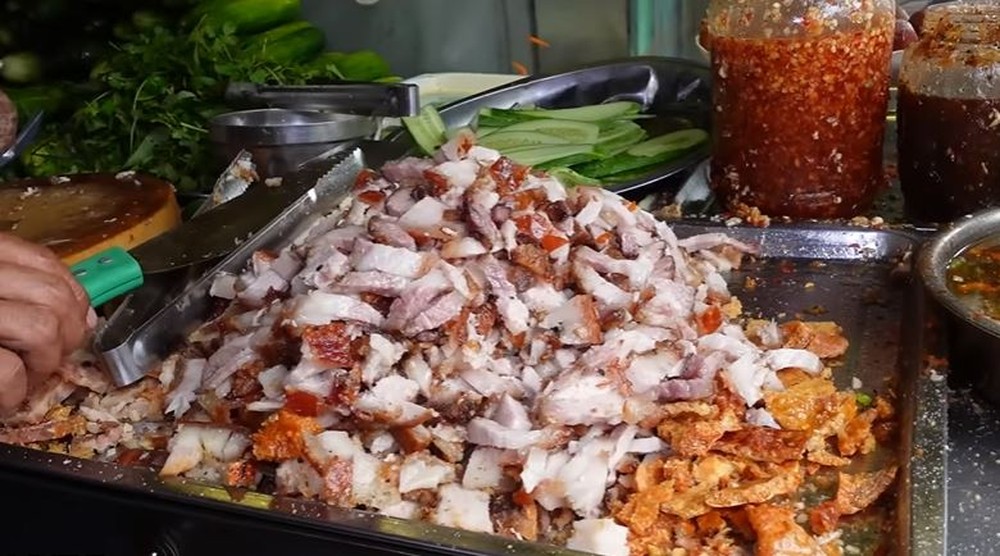 Lấy da heo quay nướng tảng nửa triệu/kg nhồi làm nhân, tiệm bánh mì bình dân khiến khách Tây kinh ngạc - Ảnh 3.