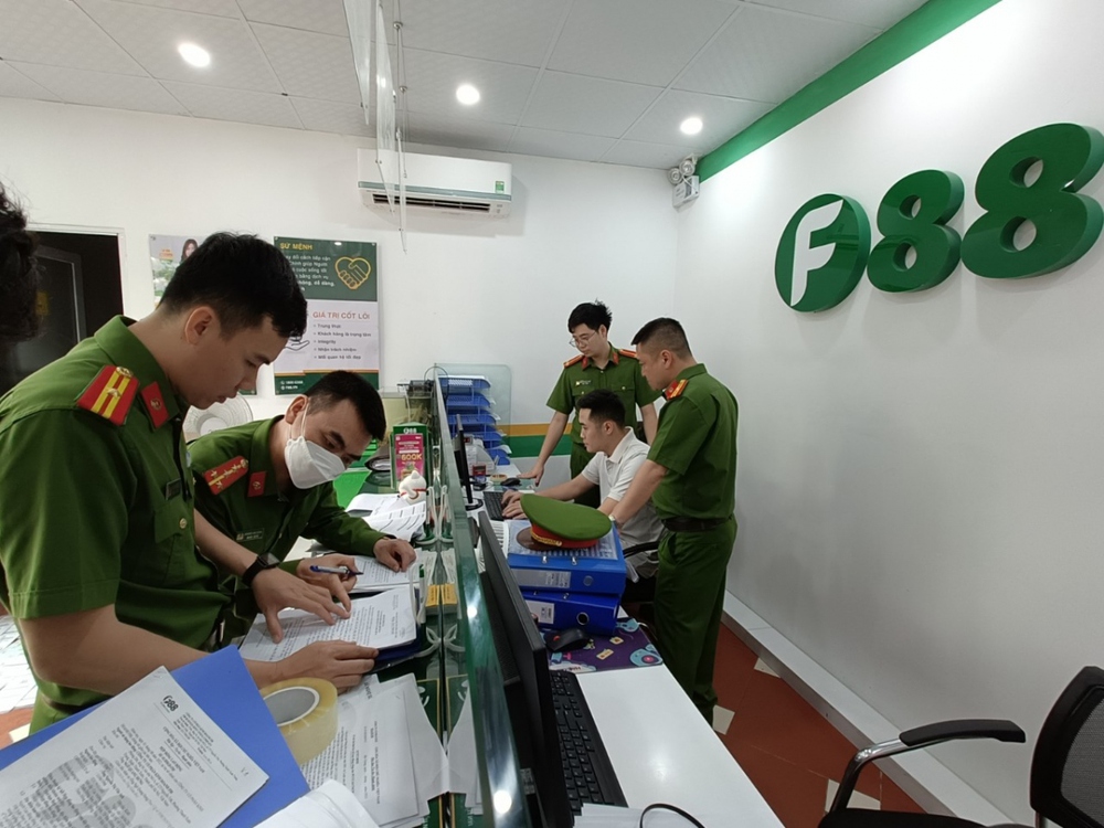 Công an kiểm tra hàng loạt điểm kinh doanh của F88 tại Bắc Giang - Ảnh 1.
