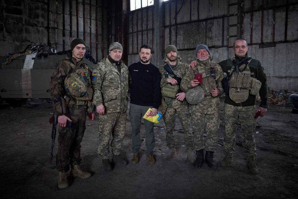 Thông điệp từ những chuyến thăm tiền tuyến liên tục của Tổng thống Ukraine - Ảnh 2.