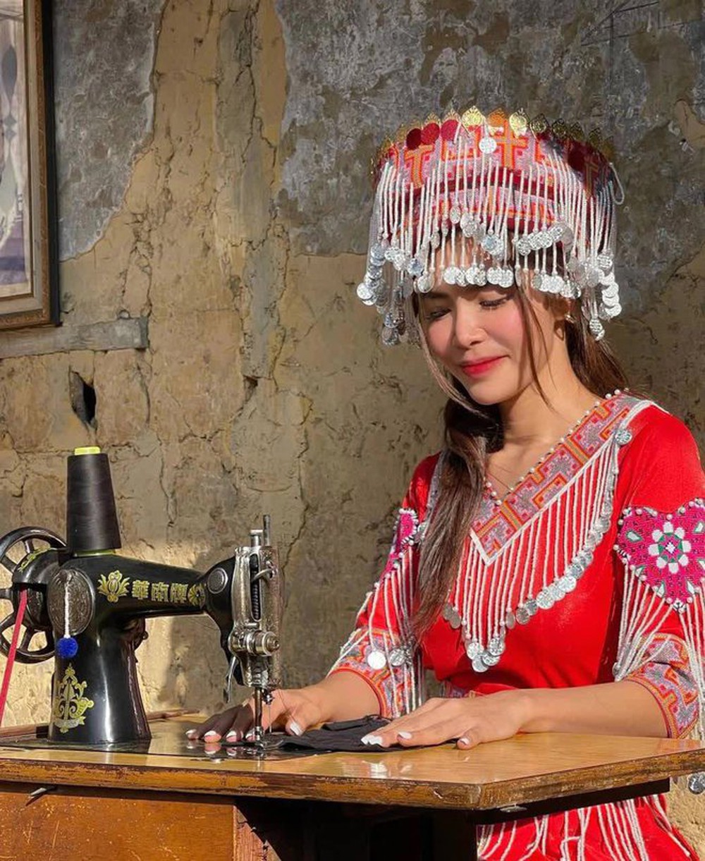 Siêu mẫu Minh Tú khoe hành trình phượt Hà Giang, thích thú diện váy áo dân tộc khiến fans cười nghiêng ngả: “Vậy là đã dịu dàng dữ chưa?”