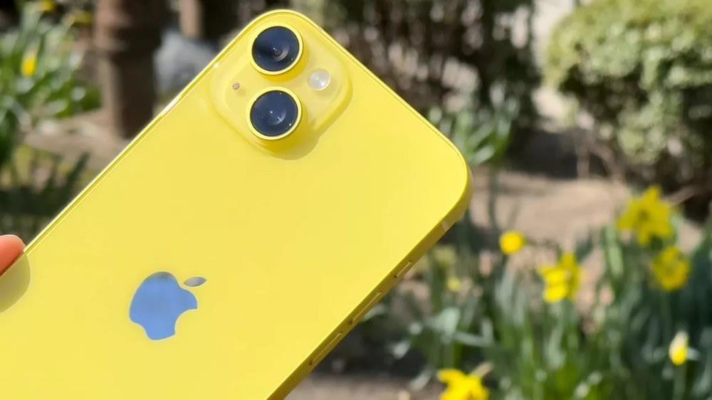 iPhone 14 màu vàng vừa lên kệ đã nhanh chóng sập giá, chỉ còn hơn 20 triệu đồng - Ảnh 1.