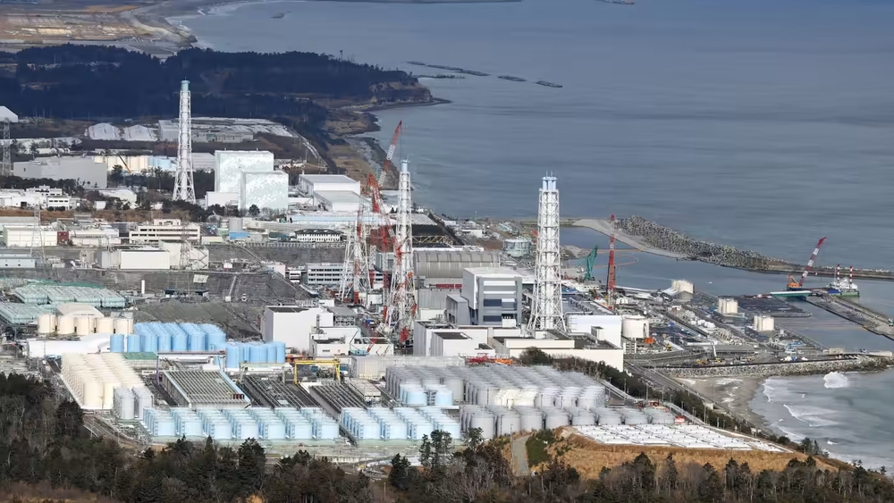 Nhiều tranh cãi về việc nhà máy điện hạt nhân Fukushima xả hơn 1 triệu lít nước thải ra biển - Ảnh 1.