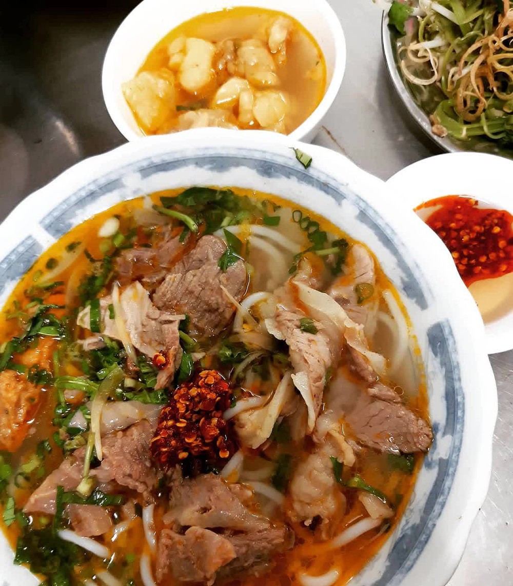 3 tiệm bún bò là chỗ “ruột” của nhiều người nổi tiếng, có nơi còn sửa lại tên quán để đặt theo tên vợ Trấn Thành vì lý do đặc biệt