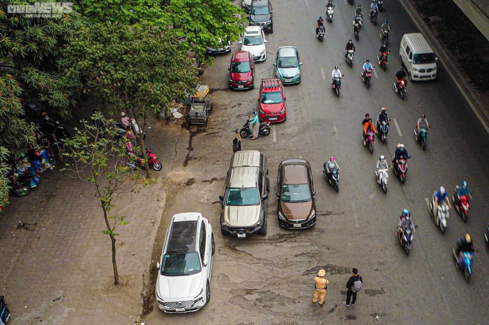 Bị phạt vì đỗ xe giữa lòng đường, tài xế nói biết sai nhưng không còn cách nào - Ảnh 5.