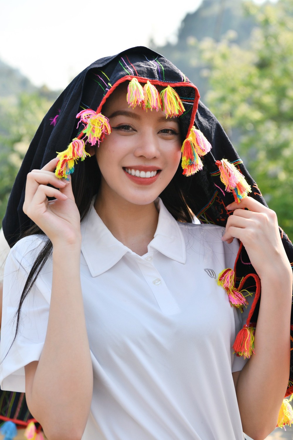 Hoa hậu Thanh Thủy, Tiểu Vy khoe sắc xinh đẹp với khăn Piêu - Ảnh 19.