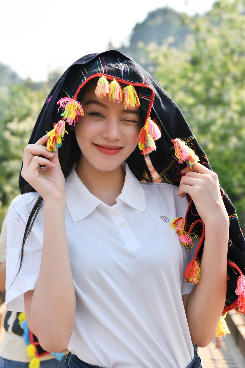 Hoa hậu Thanh Thủy, Tiểu Vy khoe sắc xinh đẹp với khăn Piêu - Ảnh 18.