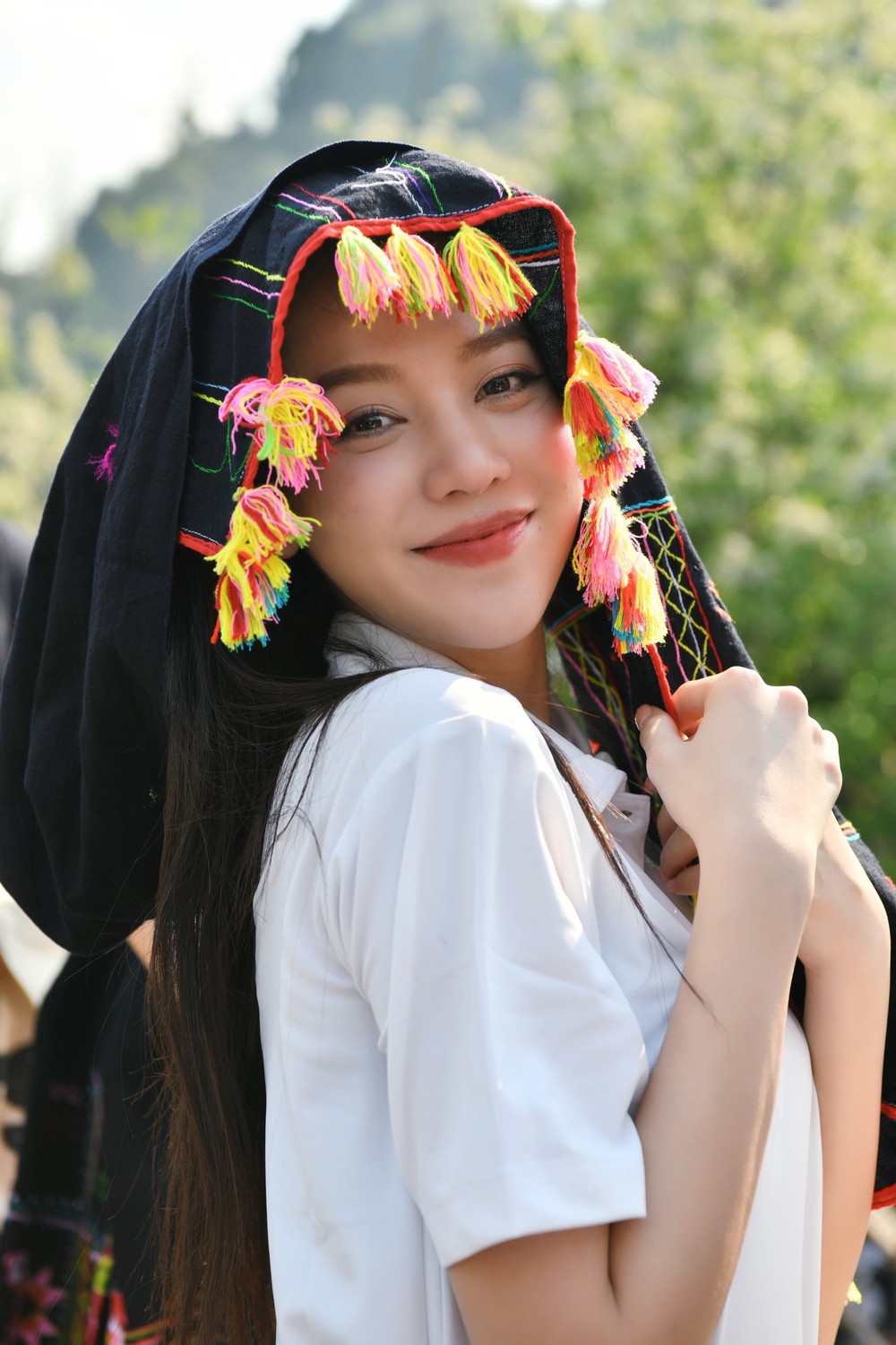 Hoa hậu Thanh Thủy, Tiểu Vy khoe sắc xinh đẹp với khăn Piêu - Ảnh 17.