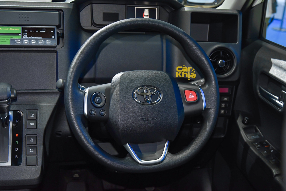 Đây mới là chiếc Toyota taxi thực dụng đến kinh dị, công nghệ an toàn như Camry nhưng không có nổi màn hình giải trí - Ảnh 12.