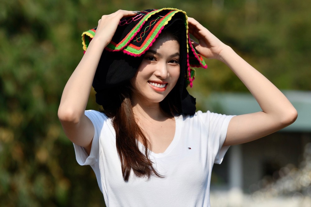 Hoa hậu Thanh Thủy, Tiểu Vy khoe sắc xinh đẹp với khăn Piêu - Ảnh 26.