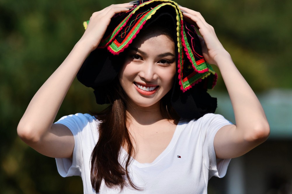 Hoa hậu Thanh Thủy, Tiểu Vy khoe sắc xinh đẹp với khăn Piêu - Ảnh 25.