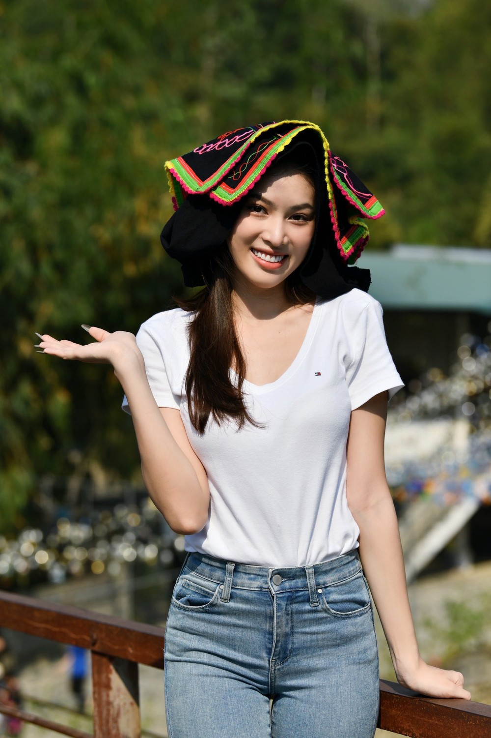 Hoa hậu Thanh Thủy, Tiểu Vy khoe sắc xinh đẹp với khăn Piêu - Ảnh 24.