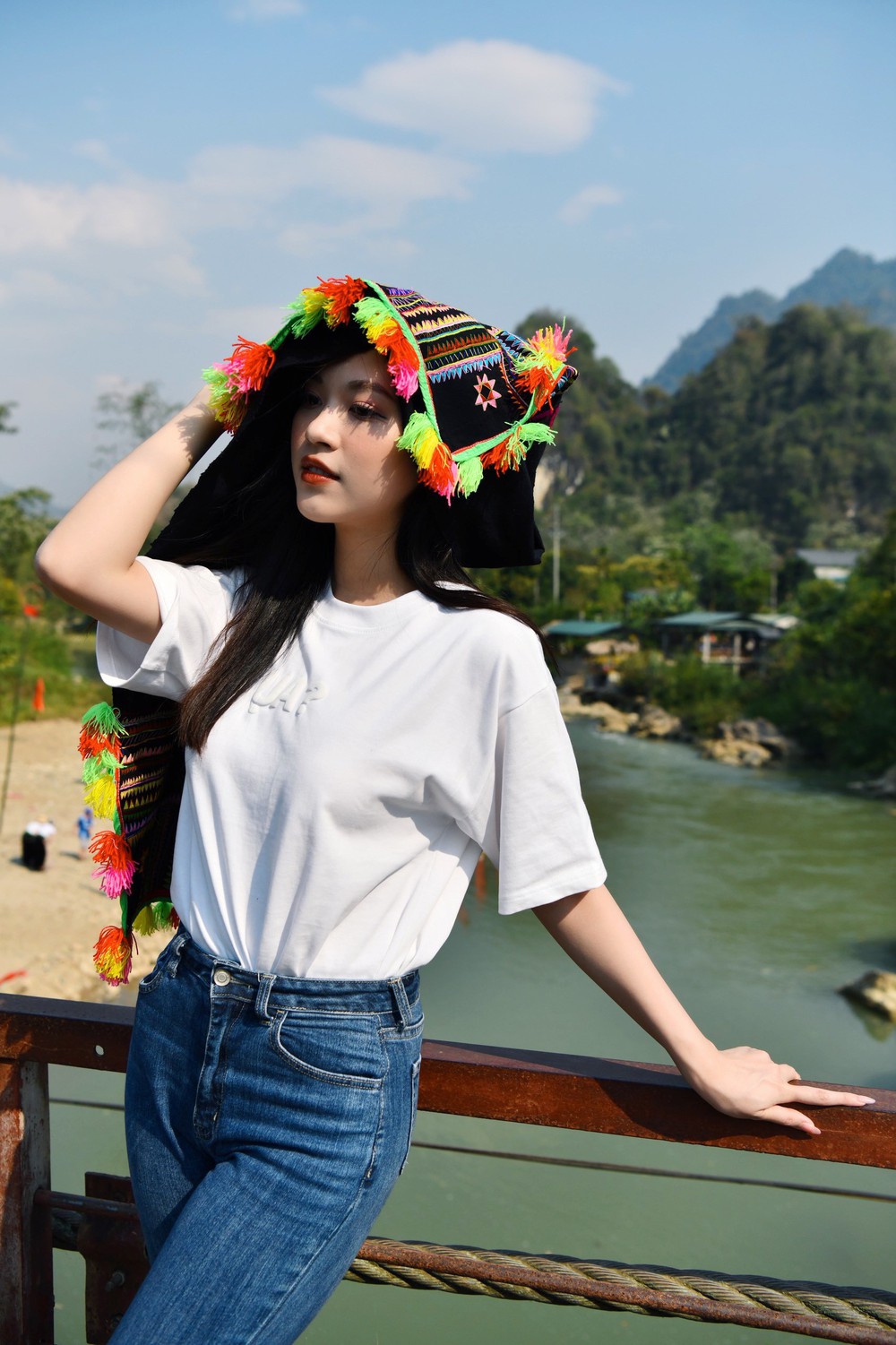 Hoa hậu Thanh Thủy, Tiểu Vy khoe sắc xinh đẹp với khăn Piêu - Ảnh 23.