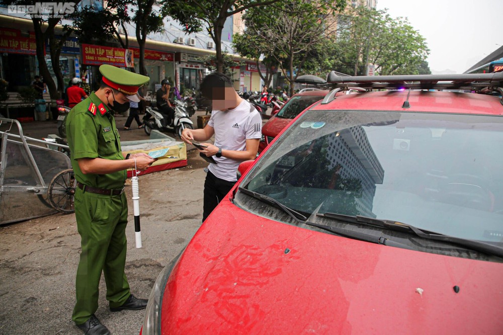 Bị phạt vì đỗ xe giữa lòng đường, tài xế nói biết sai nhưng không còn cách nào - Ảnh 9.