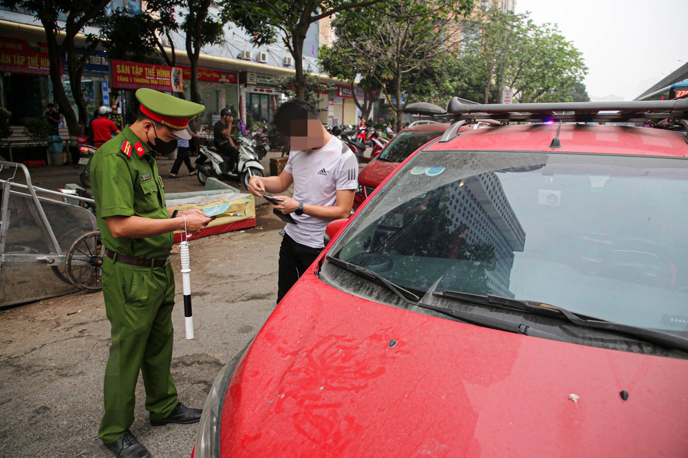 Bị phạt vì đỗ xe giữa lòng đường, tài xế nói biết sai nhưng không còn cách nào - Ảnh 1.