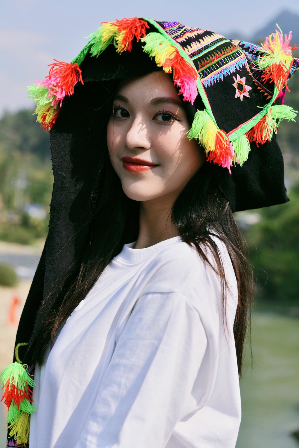 Hoa hậu Thanh Thủy, Tiểu Vy khoe sắc xinh đẹp với khăn Piêu - Ảnh 22.