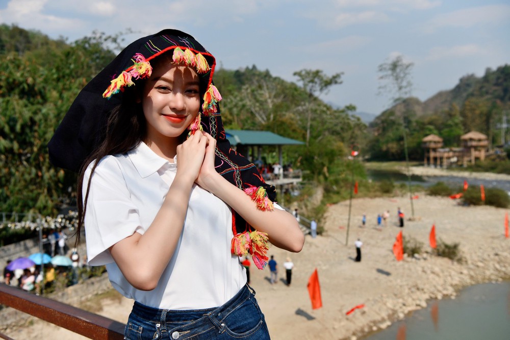 Hoa hậu Thanh Thủy, Tiểu Vy khoe sắc xinh đẹp với khăn Piêu - Ảnh 21.