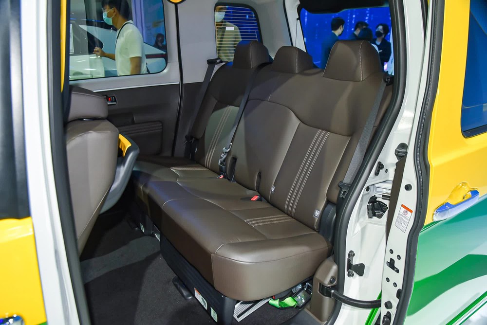 Đây mới là chiếc Toyota taxi thực dụng đến kinh dị, công nghệ an toàn như Camry nhưng không có nổi màn hình giải trí - Ảnh 20.