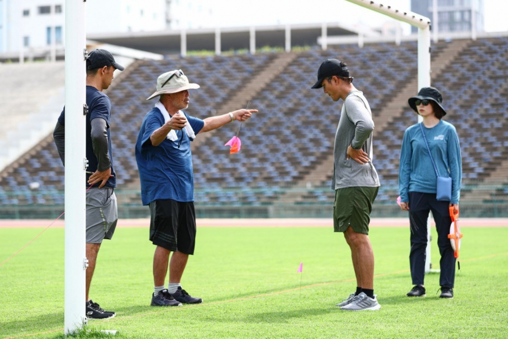 U23 Việt Nam không còn nỗi lo đá sân cỏ nhân tạo ở SEA Games 32 - Ảnh 1.