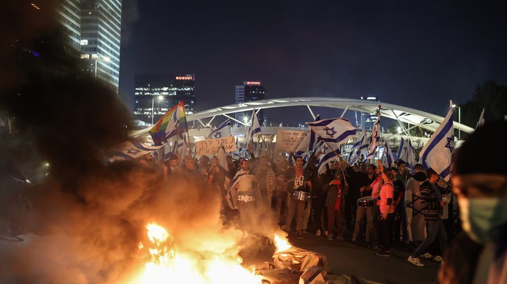 Bộ trưởng Quốc phòng Israel bất ngờ bị sa thải, biểu tình bùng nổ - Ảnh 1.