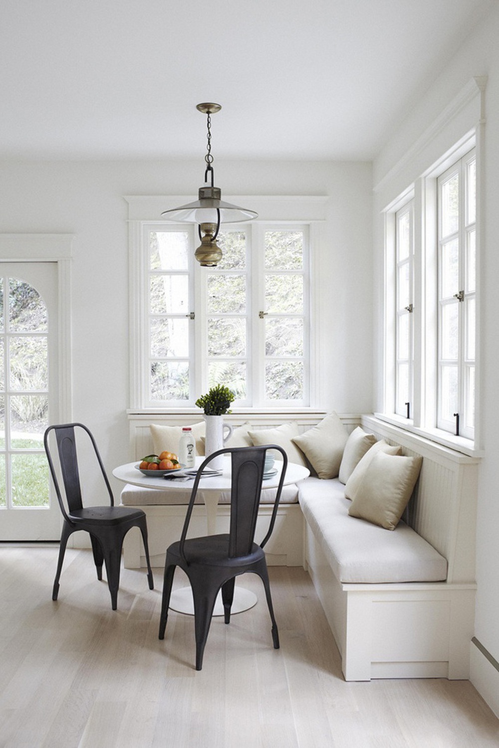 10 mẫu bàn ghế giúp phòng ăn nhà bạn từ nhỏ hóa rộng - Ảnh 1.