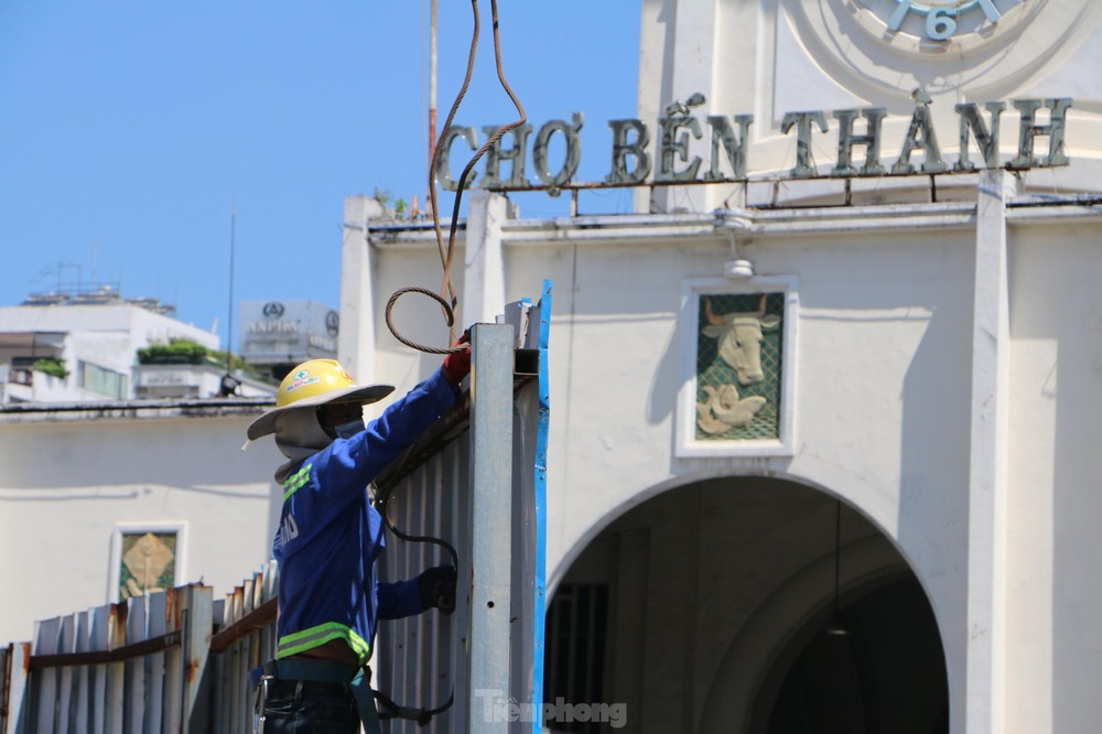 Nắng rát mặt tại đoạn đường được đề xuất lắp mái che hàng chục tỷ đồng ở TPHCM - Ảnh 2.