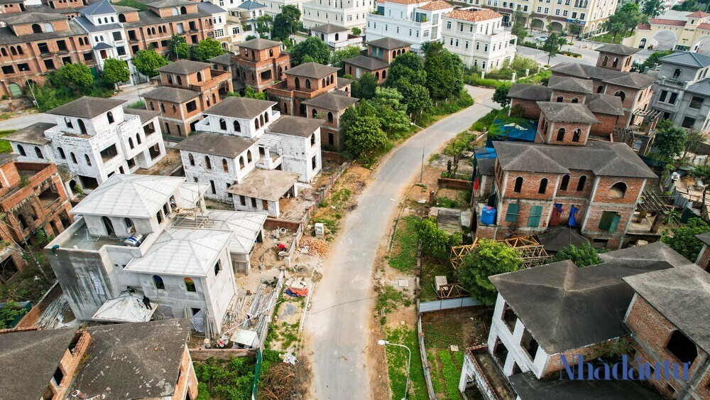 Cảnh hoang vắng trong khu đô thị hàng trăm biệt thự đẹp như trời Âu ở Hà Nội - Ảnh 7.