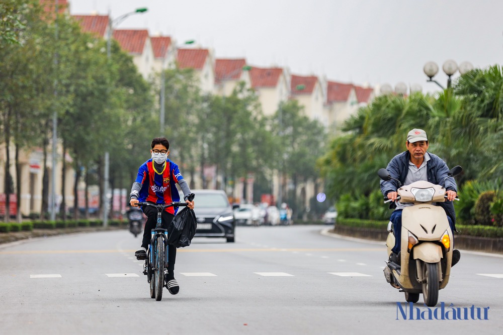 Cảnh hoang vắng trong khu đô thị hàng trăm biệt thự đẹp như trời Âu ở Hà Nội - Ảnh 4.