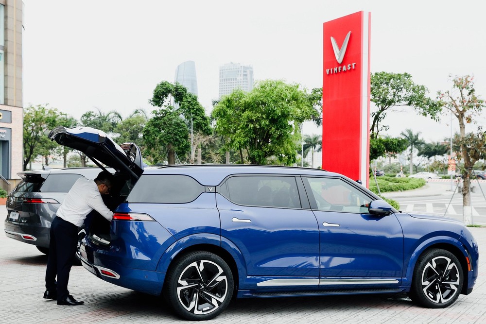 Ngắm dàn ô tô điện VinFast VF 9 nét căng, chính thức đến tay khách hàng Việt - Ảnh 4.