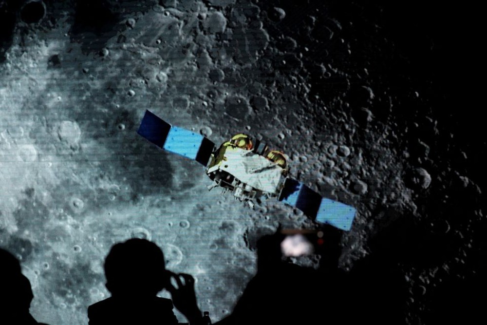 Phát hiện đột phá: Các hạt thủy tinh trên bề mặt Mặt Trăng có thể chứa hàng tỷ tấn nước - Ảnh 1.