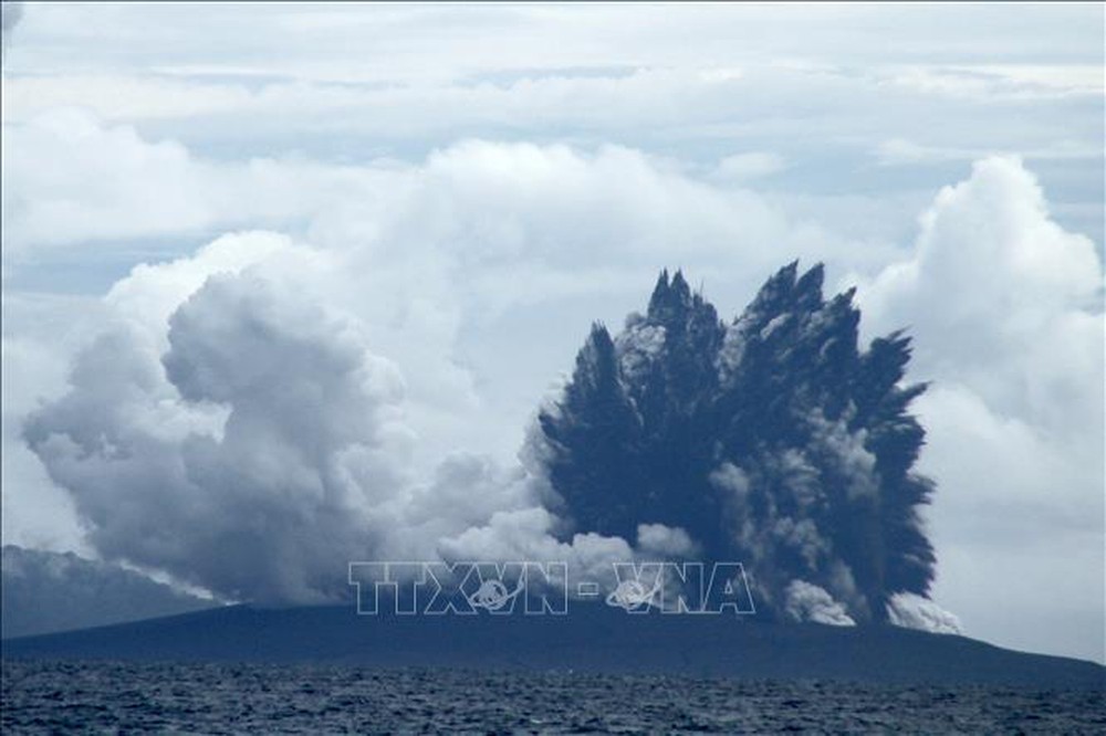 Núi lửa Anak Krakatoa ở Indonesia phun trào - Ảnh 1.