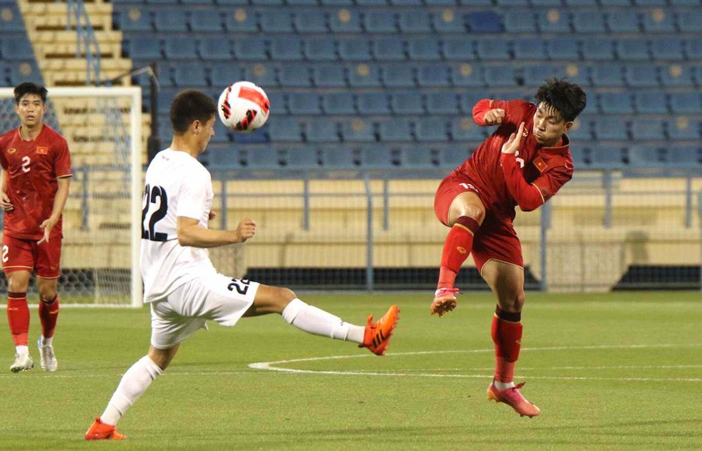 Trực tiếp bóng đá U23 Việt Nam 0-0 U23 Kyrgyzstan: Văn Đô dứt điểm nguy hiểm - Ảnh 1.