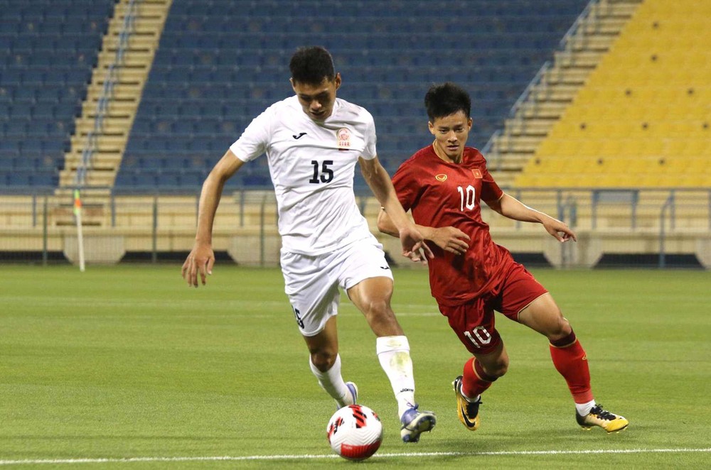 Trực tiếp bóng đá U23 Việt Nam 0-0 U23 Kyrgyzstan: Tiến Long, Quốc Việt vào sân - Ảnh 1.
