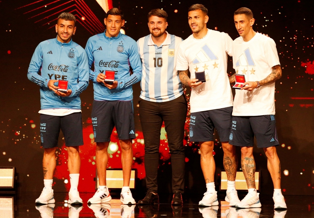 Lionel Messi được LĐBĐ Nam Mỹ dựng tượng - Ảnh 7.
