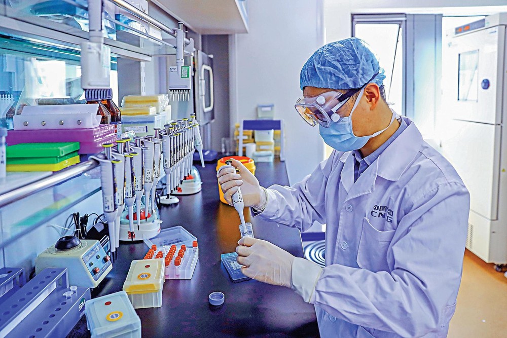 Số phận loại thuốc điều trị COVID-19 đầu tiên tại Trung Quốc: Đầu tư 200 triệu USD, thu về hơn 7 triệu USD - Ảnh 1.