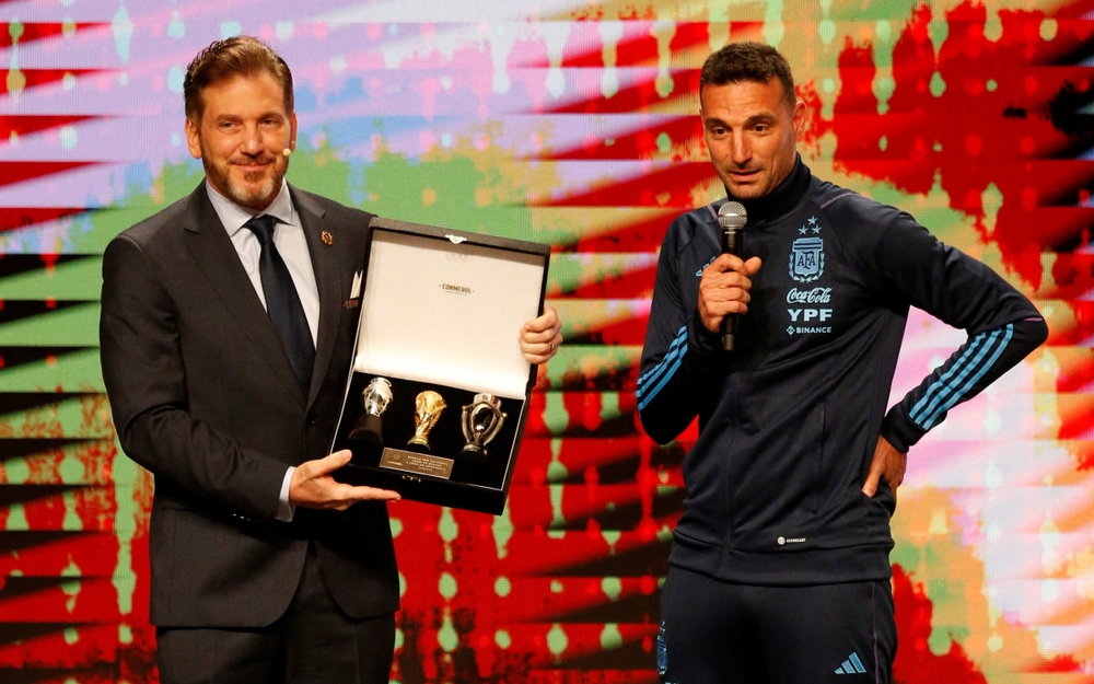 Lionel Messi được LĐBĐ Nam Mỹ dựng tượng - Ảnh 6.