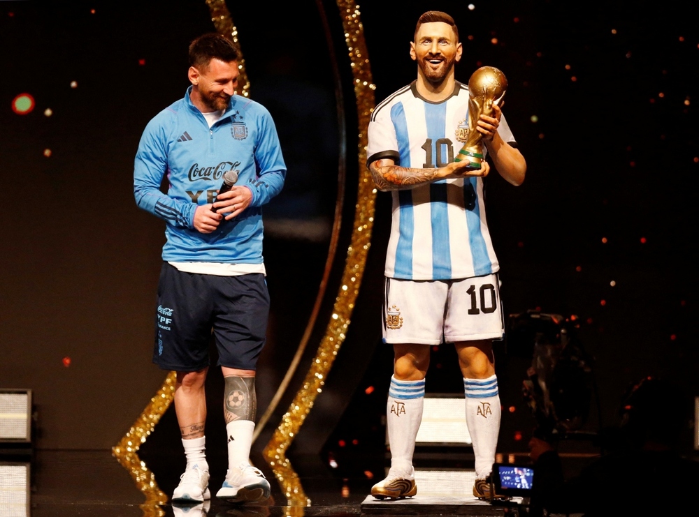 Lionel Messi được LĐBĐ Nam Mỹ dựng tượng - Ảnh 2.