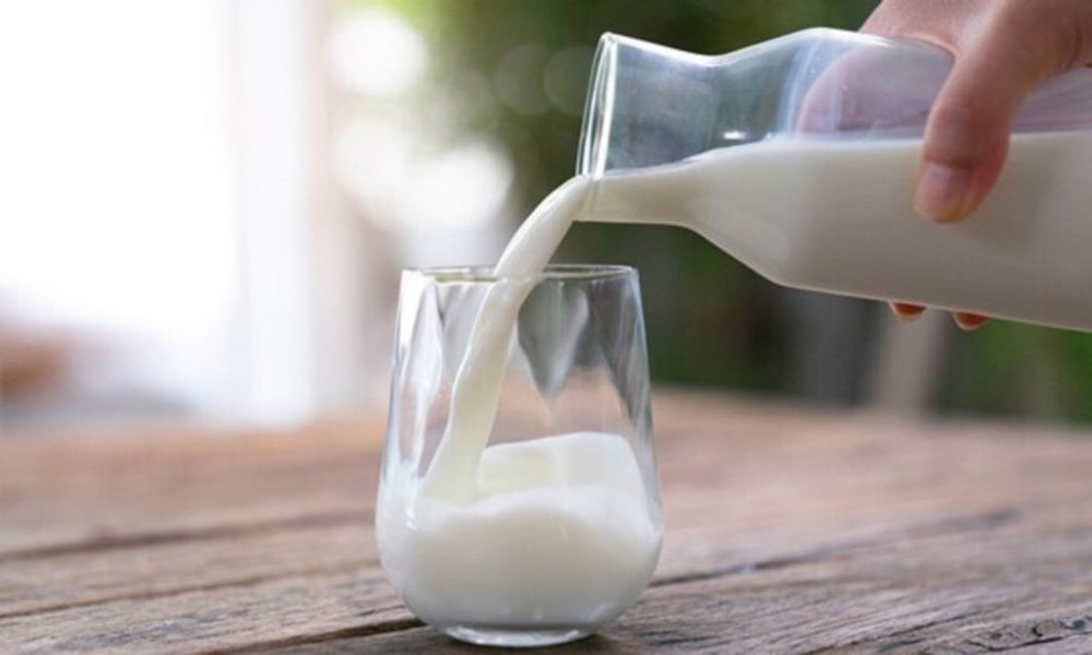 4 lợi ích tuyệt vời nếu uống sữa trước khi đi ngủ ít người biết - Ảnh 1.