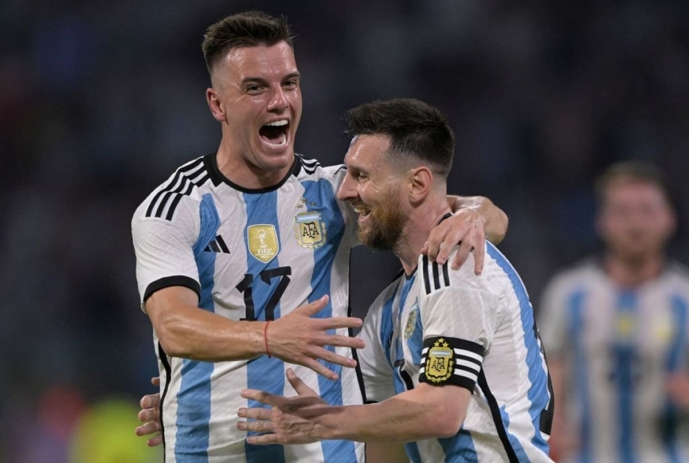 Messi lập hat-trick, Argentina thắng hủy diệt đội từng suýt thua ĐT Việt Nam - Ảnh 1.