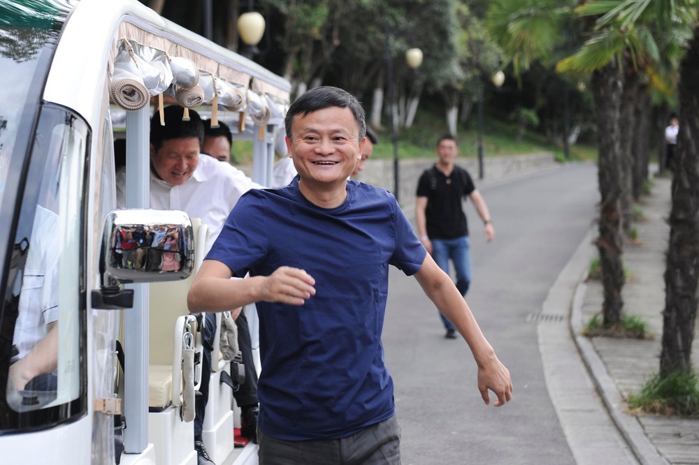 Thời hoàng kim đã xa của Jack Ma: Từ ông chủ đế chế trăm tỷ USD trở thành kẻ đi học đánh cá, trồng lúa, lặng nhìn Alibaba bị chia tách thành 6 - Ảnh 1.