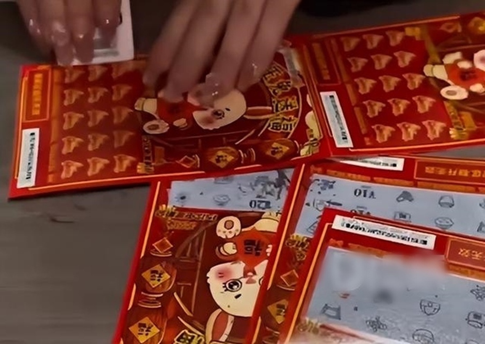 Mở phong bì mừng cưới, cô dâu thích thú vô cùng khi nhận được thứ này
