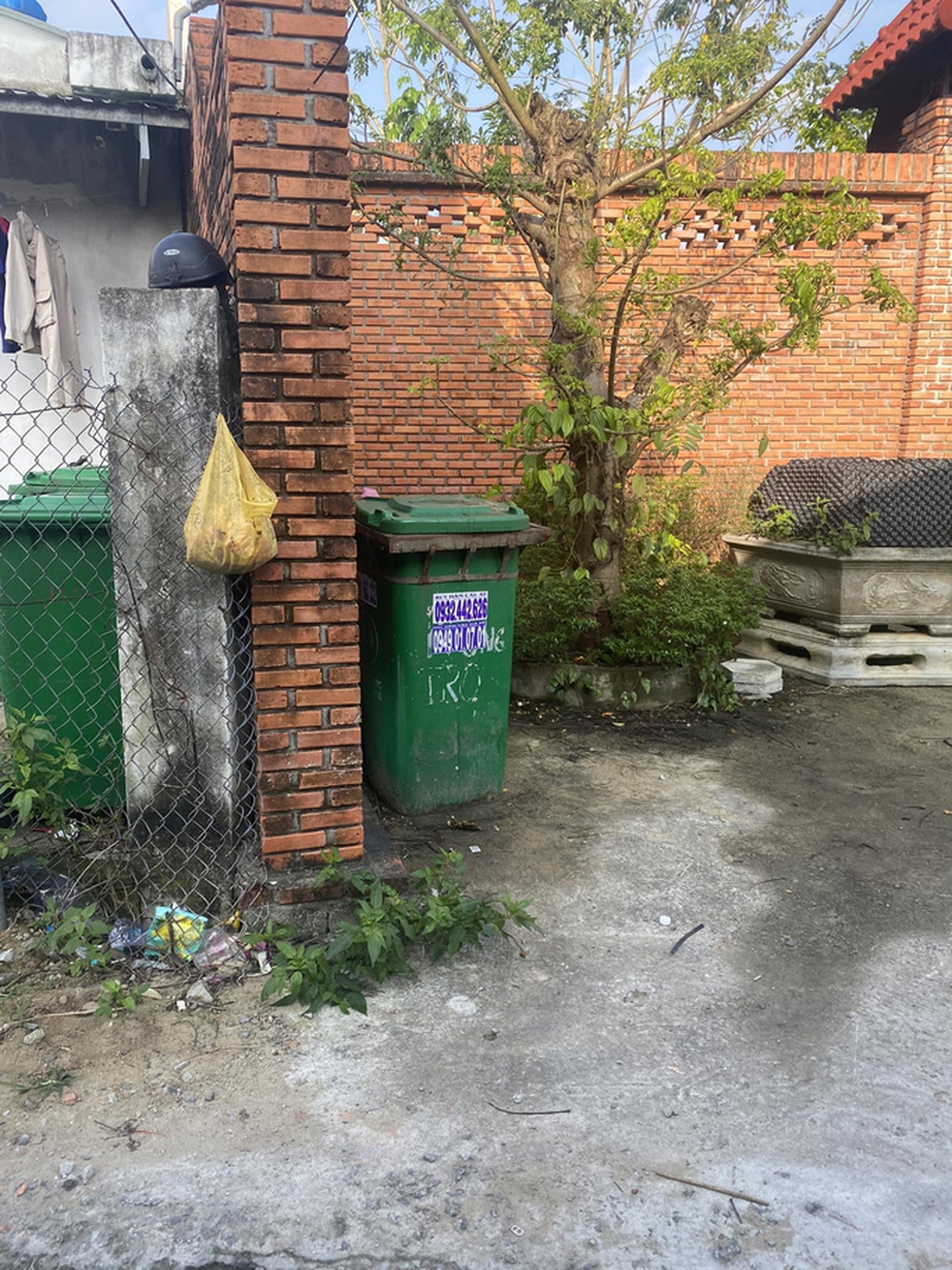 Bé sơ sinh bị bỏ rơi trong thùng rác gần trường đại học