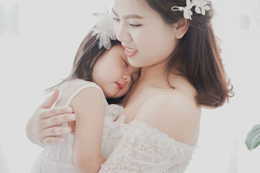 Con sang chấn tâm lý do bố mẹ ly hôn, mẹ quyết định nghỉ việc dành thời gian ở bên con