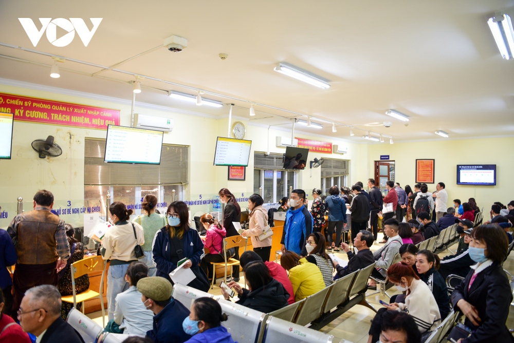 Làm hộ chiếu gắn chíp điện tử tuyệt đối không nhờ người lạ, dịch vụ khai hộ - Ảnh 1.