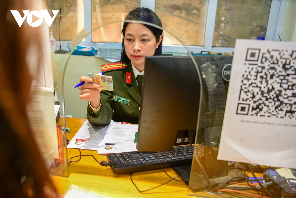 Làm hộ chiếu gắn chíp điện tử tuyệt đối không nhờ người lạ, dịch vụ khai hộ - Ảnh 12.