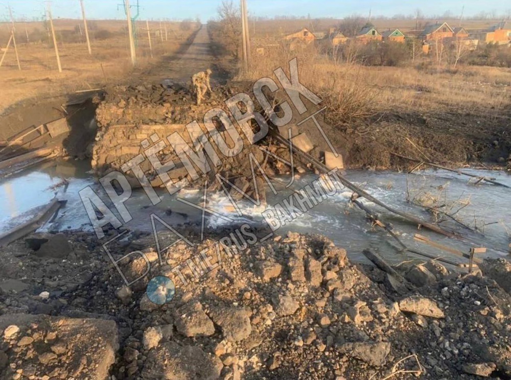 CNN: Các lực lượng Nga cho nổ tung cây cầu tiếp tế sống còn của Ukraine tới Bakhmut - Ảnh 1.