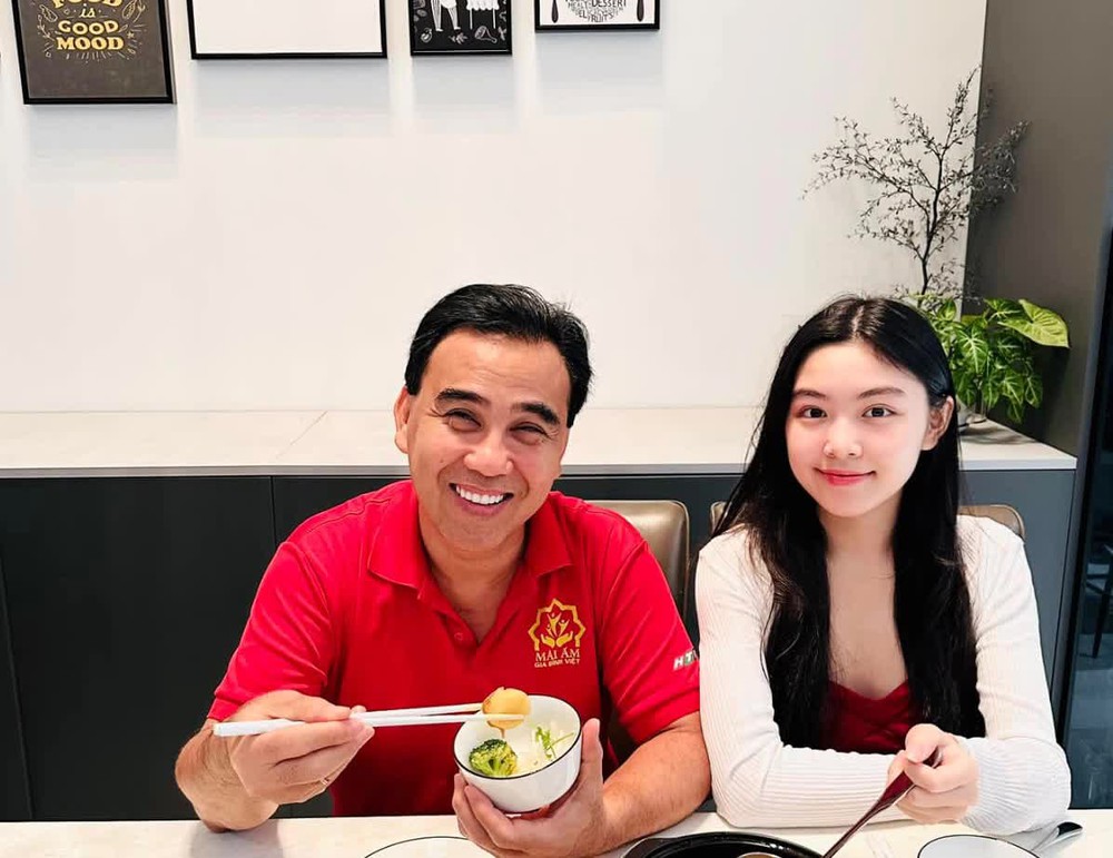 Quyền Linh lộ diện bên ái nữ, thái độ ra sao giữa lùm xùm mâu thuẫn với MC Cát Tường? - Ảnh 1. Quyền Linh lộ diện bên ái nữ, thái độ ra sao giữa lùm xùm mâu thuẫn với MC Cát Tường? - Ảnh 1.