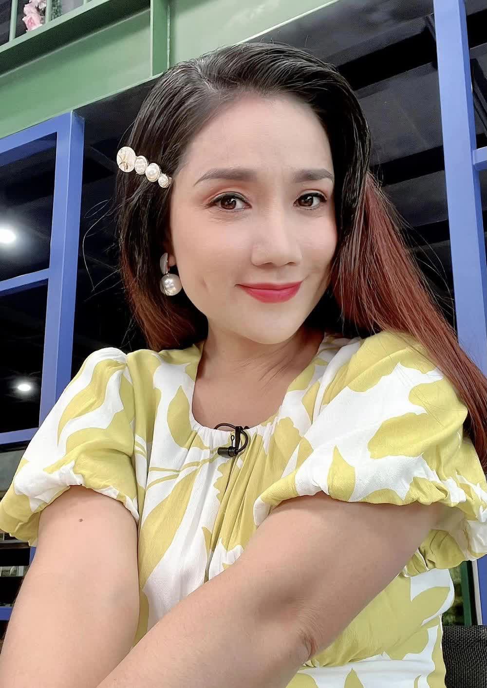Cát Tường - Quyền Linh: Cặp đôi ăn ý giờ mâu thuẫn đến nỗi không thể ngồi chung, cuộc sống riêng cũng trái ngược một trời một vực - Ảnh 3. Cát Tường - Quyền Linh: Cặp đôi ăn ý giờ mâu thuẫn đến nỗi không thể ngồi chung, cuộc sống riêng cũng trái ngược một trời một vực - Ảnh 3.