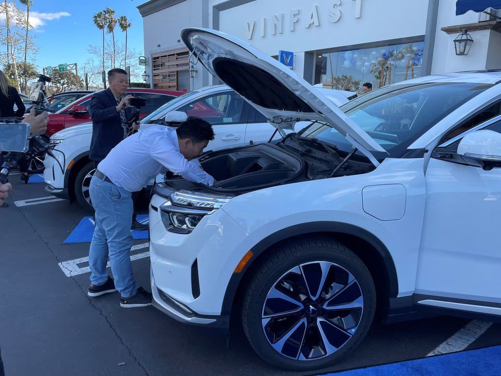 Việt kiều Mỹ nhận VinFast VF 8 lô đầu tiên: ‘Chưa bằng BMW nhưng hơn Toyota, chế độ tự hành mượt mà’ - Ảnh 2. Việt kiều Mỹ nhận VinFast VF 8 lô đầu tiên: ‘Chưa bằng BMW nhưng hơn Toyota, chế độ tự hành mượt mà’ - Ảnh 2.